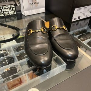 Gucci blk horsebit mules. Comes with box and dust bag. Size 6.5.